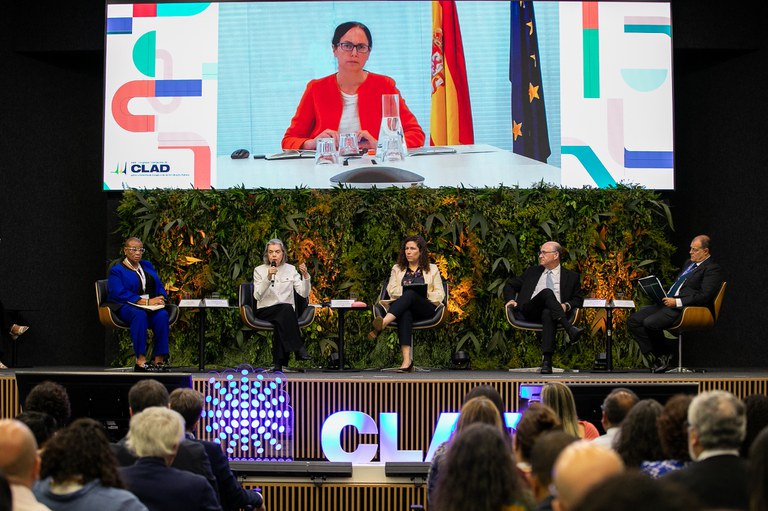 Painel do CLAD contou com a presença da ministra da Gestão, Esther Dweck, da ministra do Supremo Tribunal Federal, Cármen Lúcia, e de outras autoridades internacionais. Foto: Washington Costa